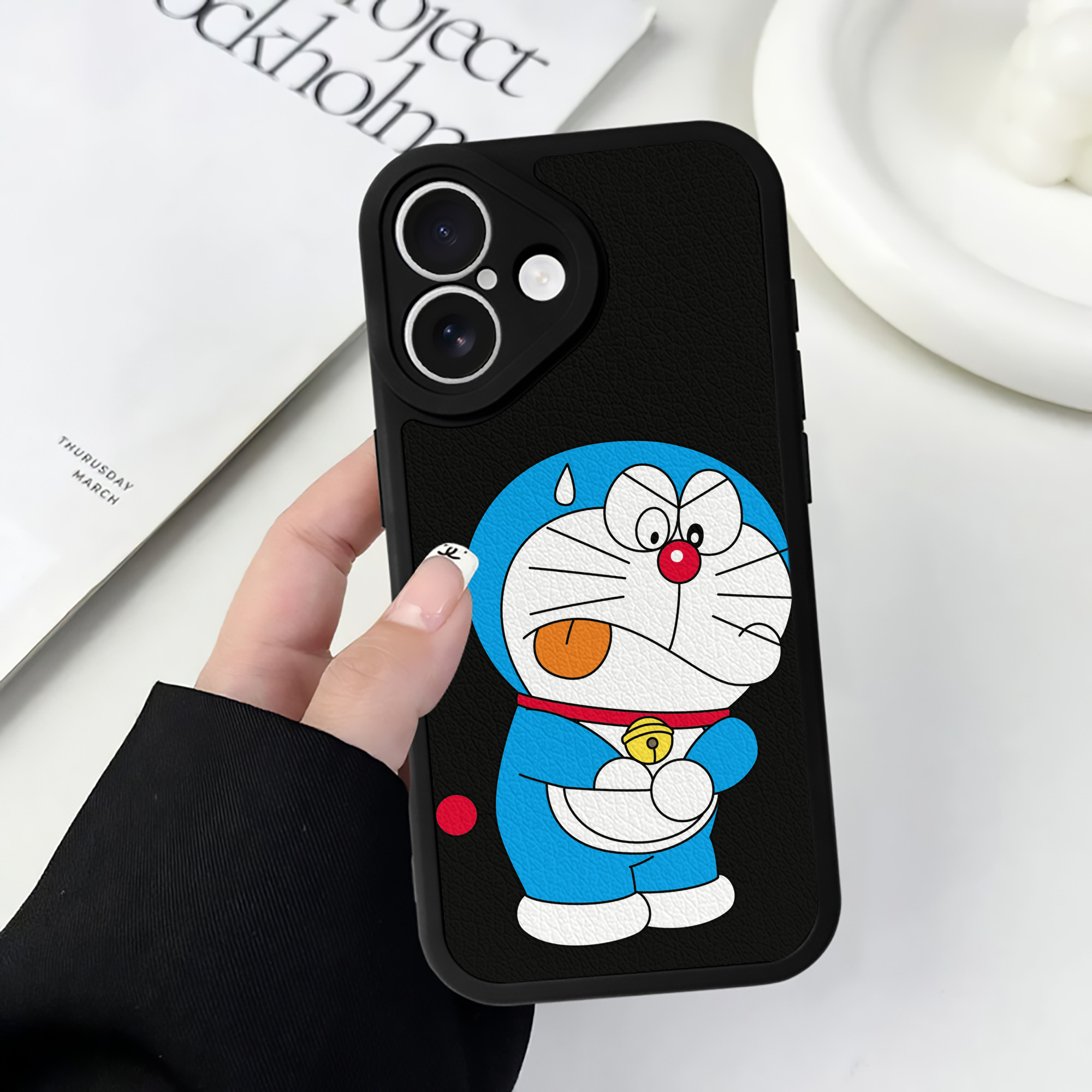 （画像用） ドラえもん Doraemon 【iPhone 16シリーズ対応】シリコンスマホケース（レザー調） 材質：シリコン